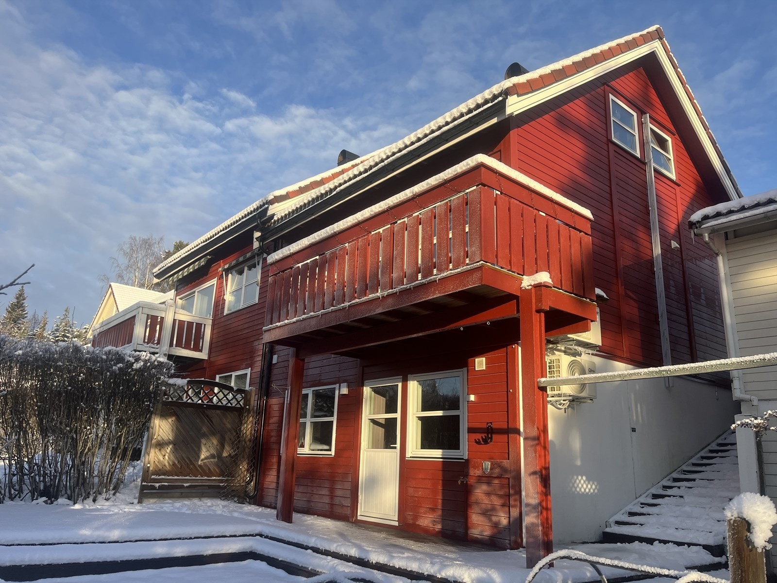 Man har passe stor hage og romslig terrasse her nede. Galleribilde