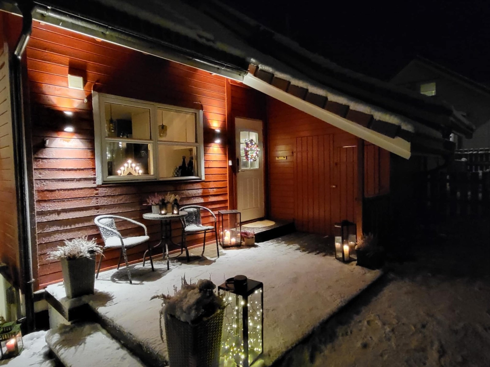 Det er inngang til praktisk bod ved inngangspartiet. Et perfekt sted å oppbevare veden. Galleribilde