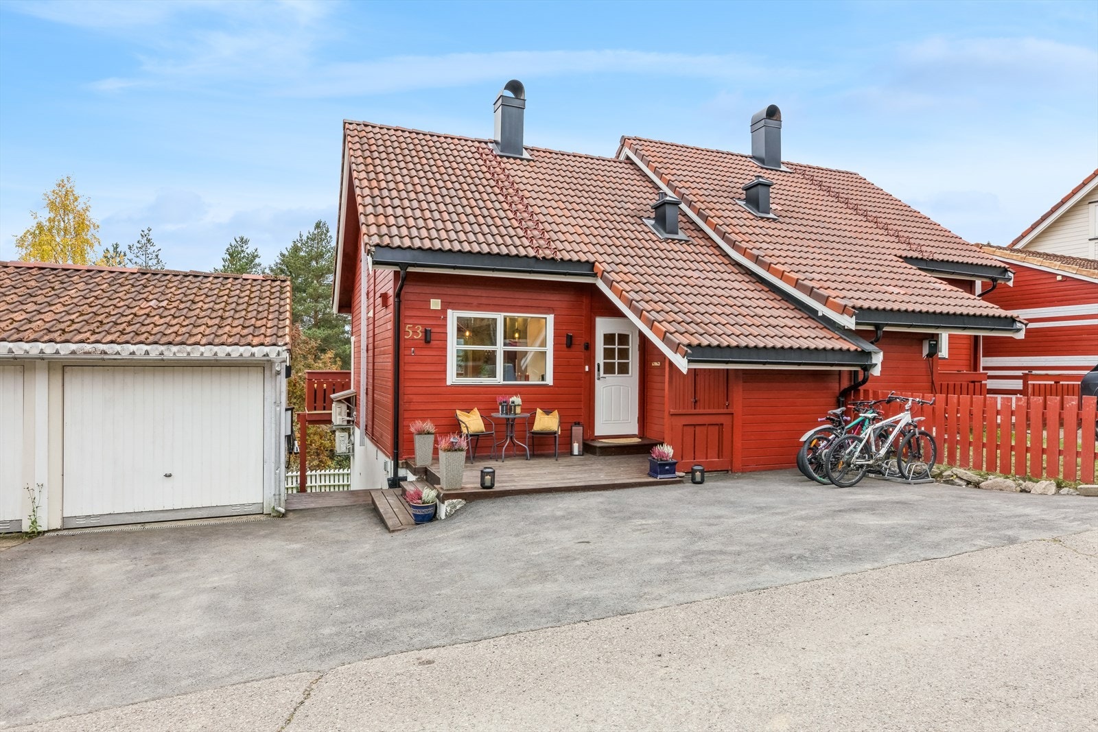 Elbilladeren er plassert på siden av garasjen og denne vil medfølge. Galleribilde