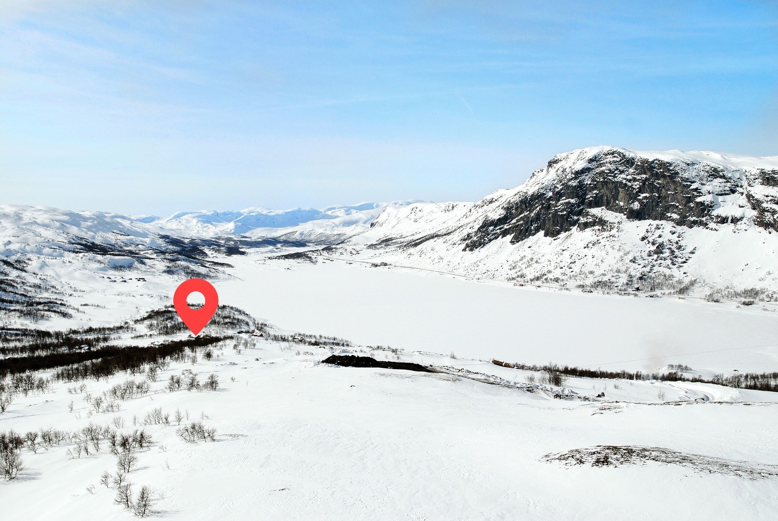Dronefoto fra alpinanlegget mot Otrøvatnet. Tomtenes plassering ca markert Galleribilde