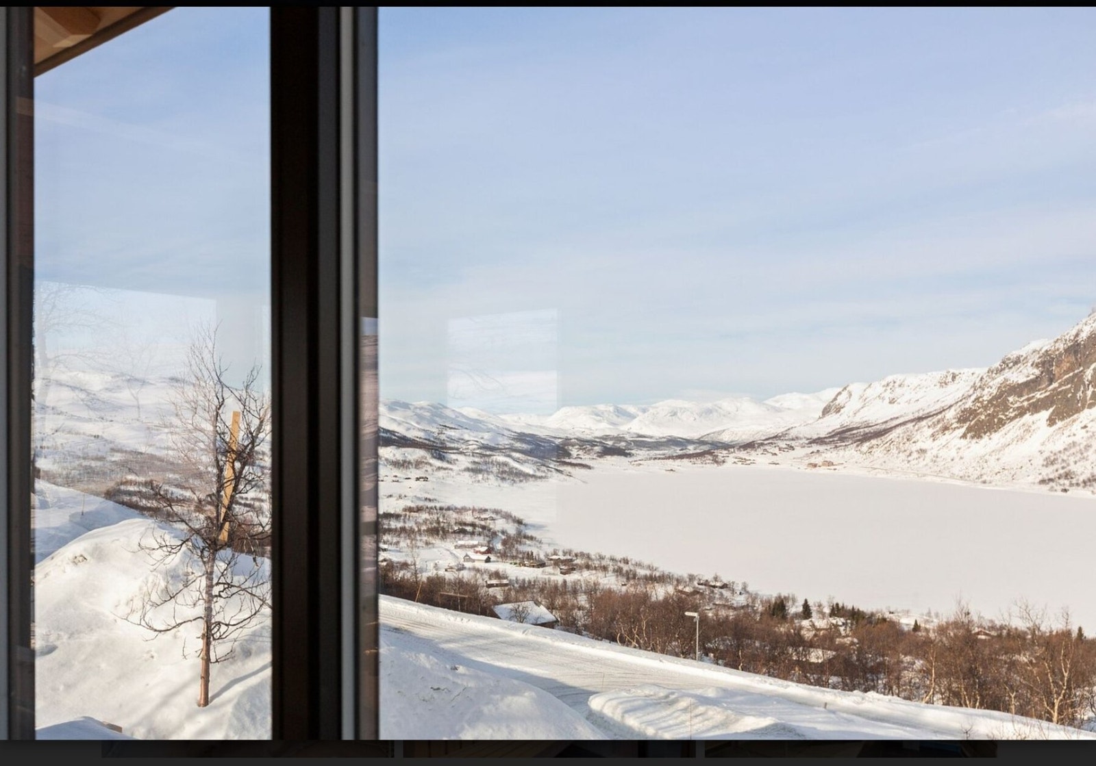 Utsikten er spektakulær! Utsikt fra en oppsatt hytte på feltet Galleribilde