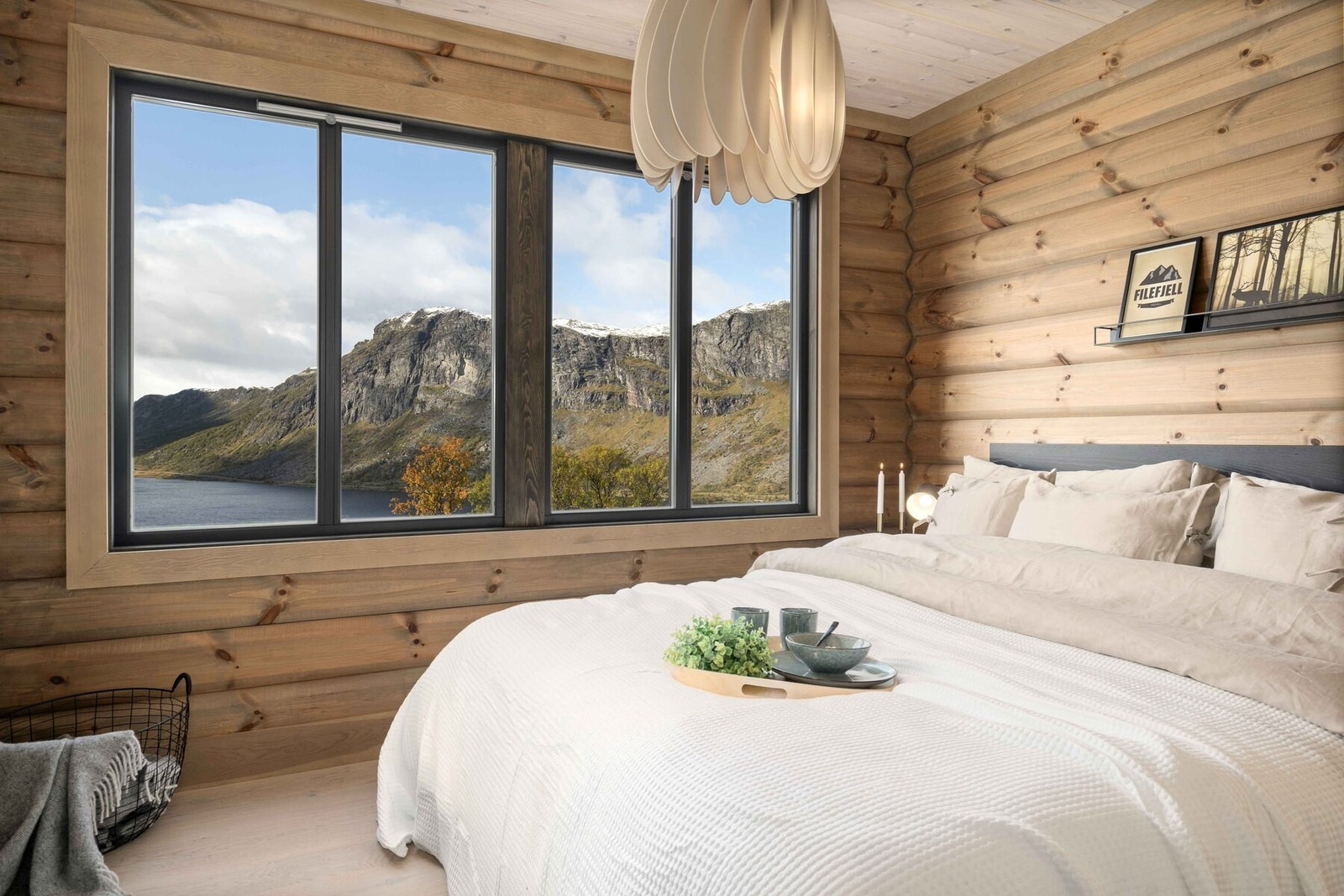 Utsikt fra en oppsatt hytte på feltet Galleribilde