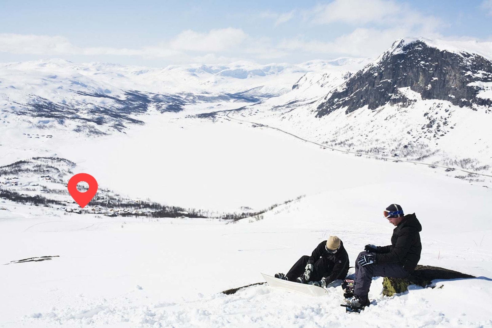 Dronefoto fra alpinanlegget mot Otrøvatnet. Tomtenes plassering ca markert Galleribilde