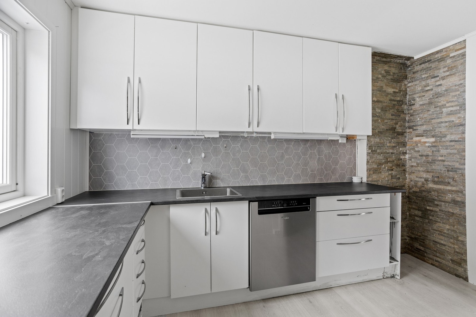 Rommet er pusset opp med nytt gulv, nytt tak og nye vegger i 2021. Galleribilde