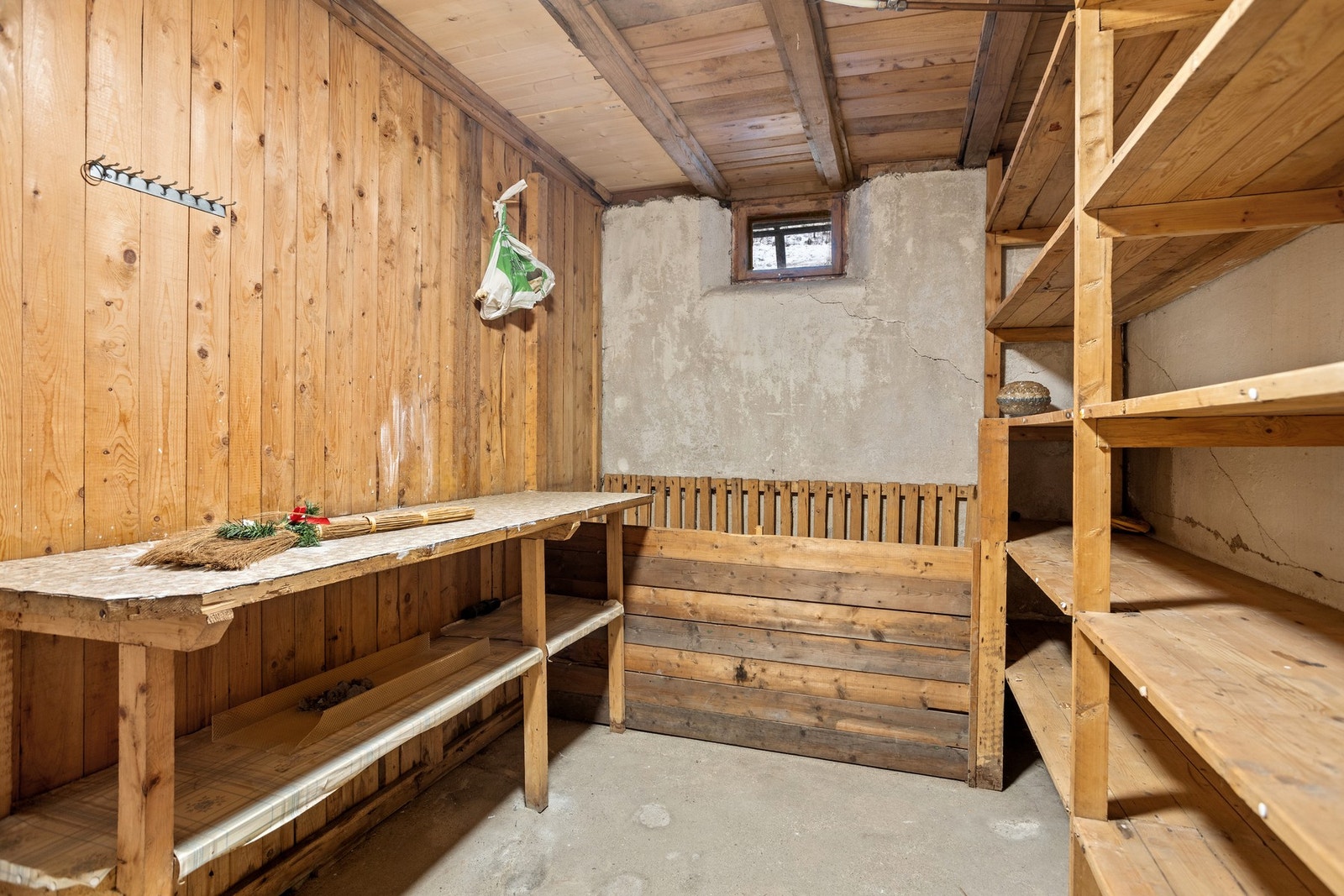 I kjelleren er det fire uinnredede kjellerrom. Galleribilde