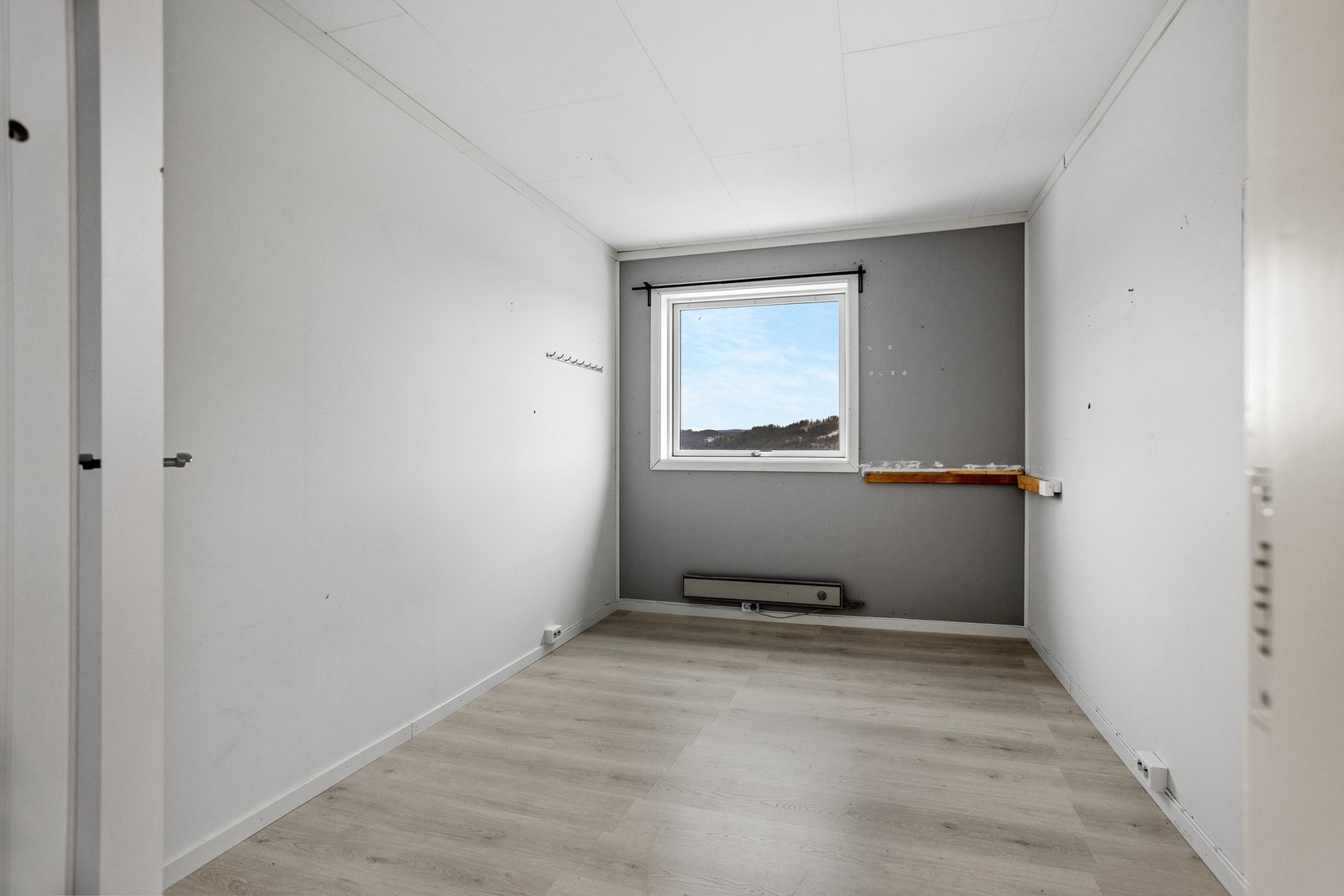 Soverom - ca 10,5 kvm. Overflateoppusset i 2021! Galleribilde