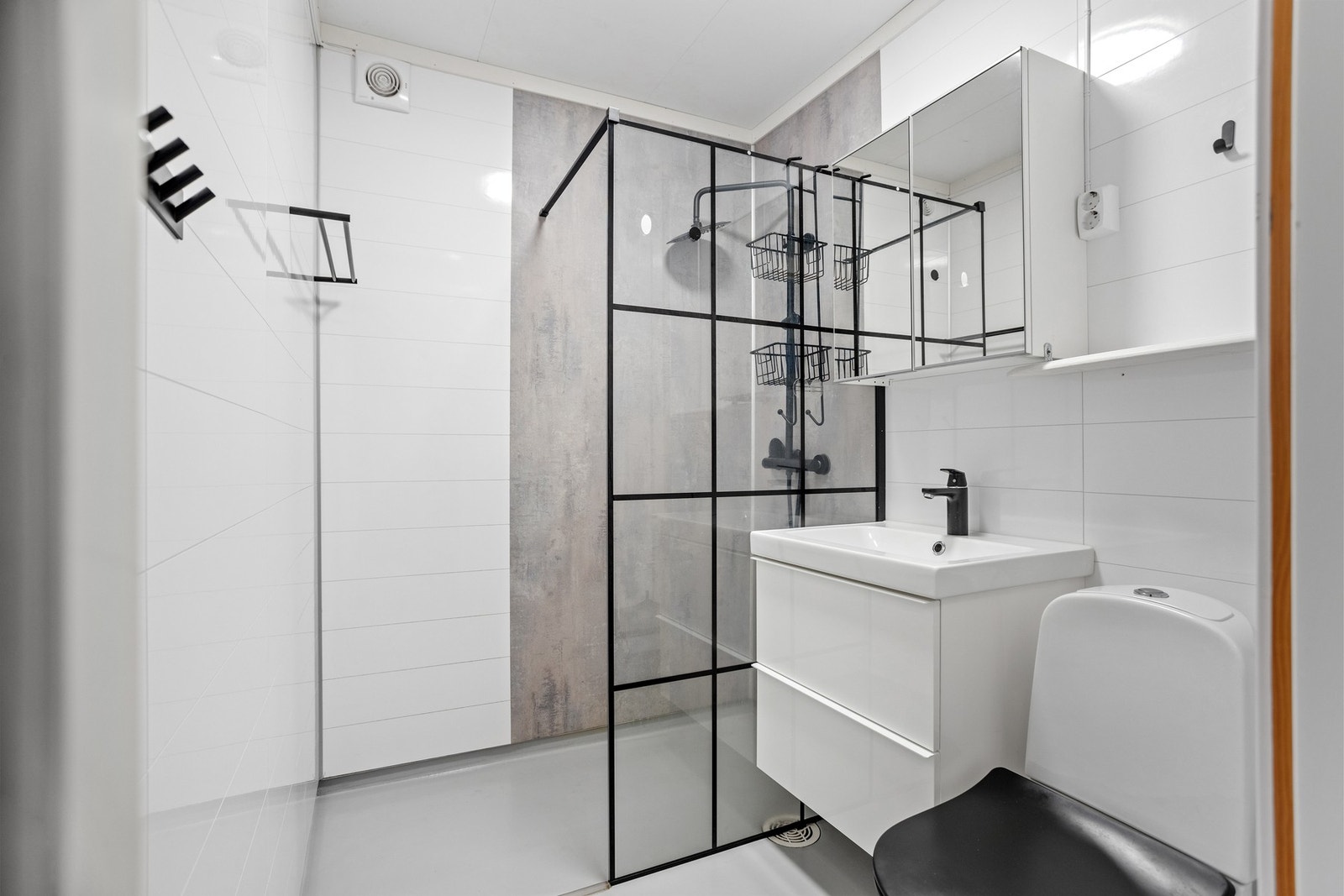 Bad - ca 4 kvm. Oppusset i 2022 med nye baderomsplater og ny innredning. Galleribilde