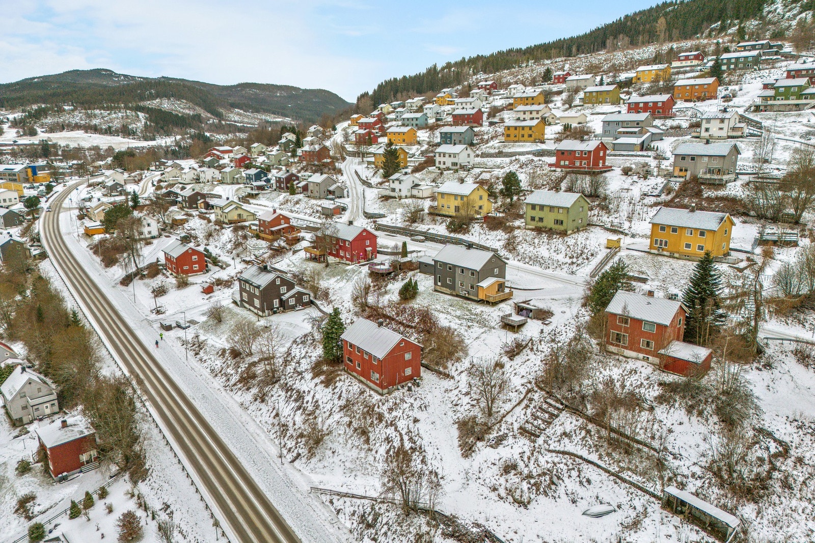 Kort vei til barnehage, skole og daglivarebutikk. Ca 25 km til Steinkjer sentrum og Amfi kjøpesenter Galleribilde