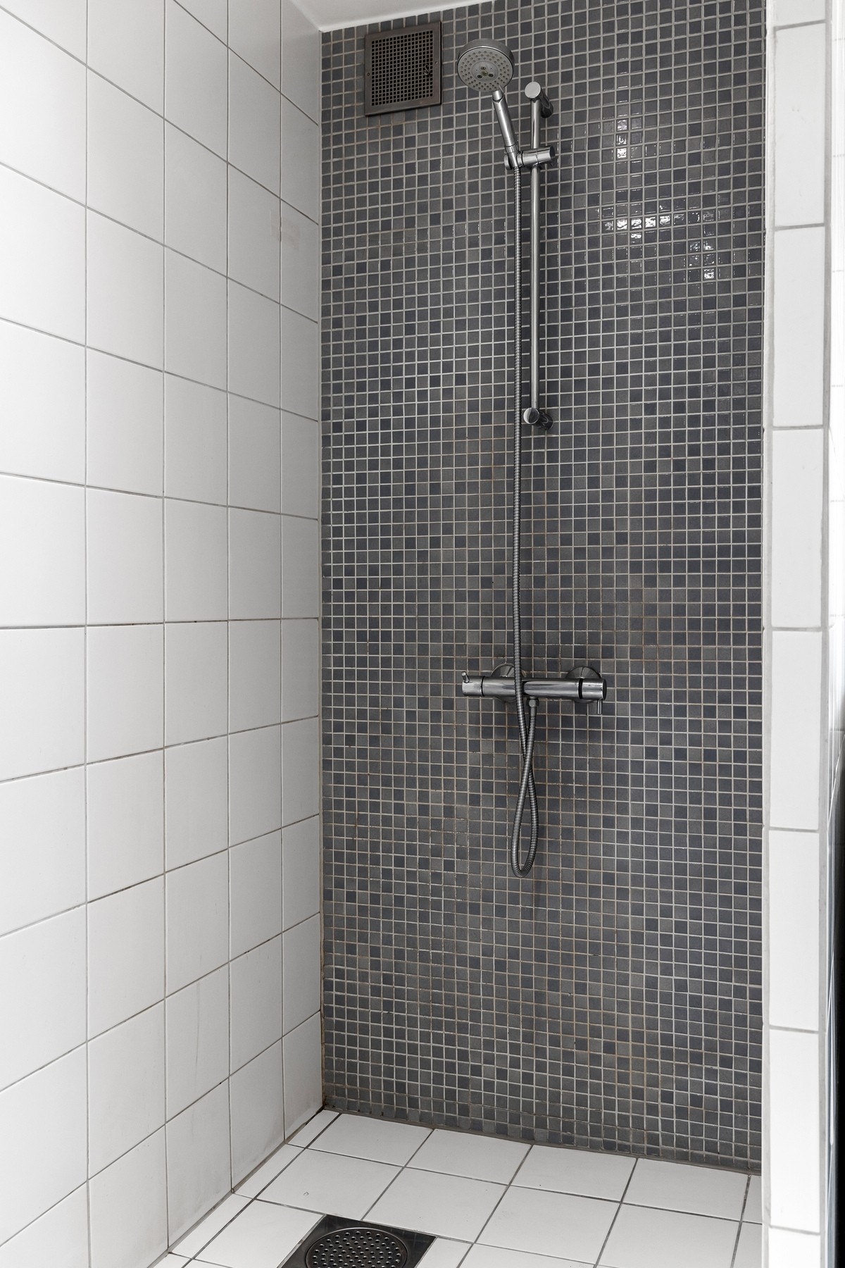 På badet er det opplegg for vaskemaskin og montert en håndkleholder. Galleribilde