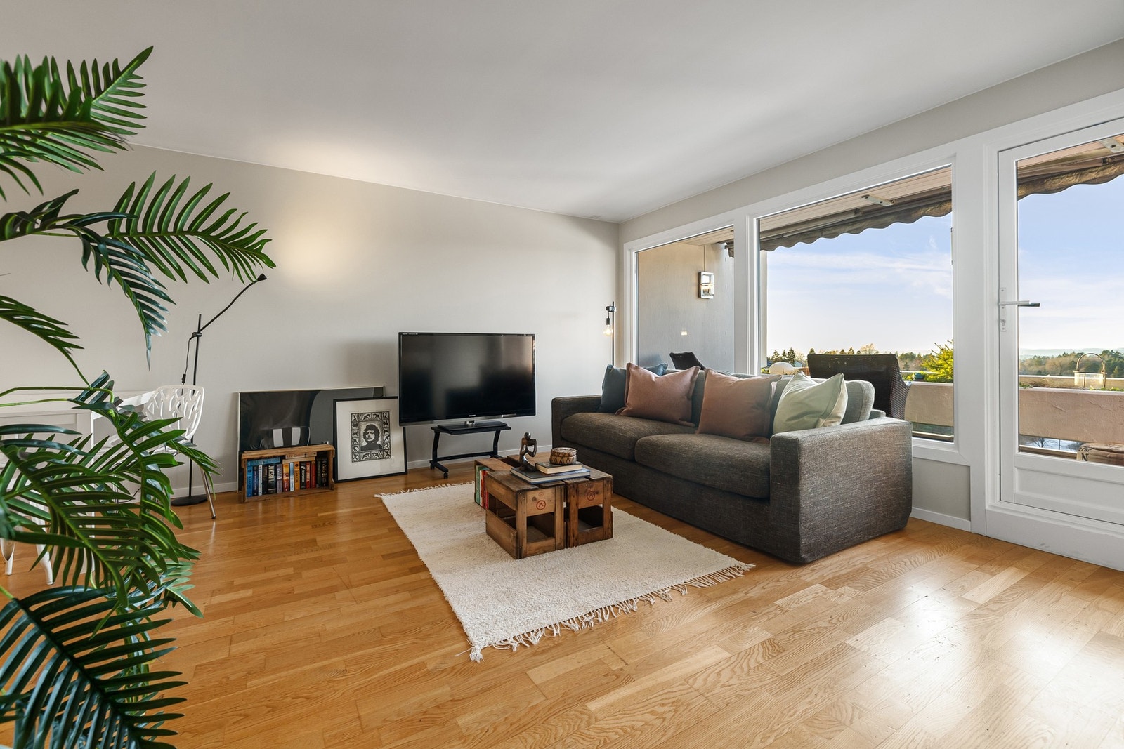 De store vindusflatene og balkongdøren slipper inn rikelig med naturlig lys, noe som skaper en lys og innbydende atmosfære gjennom hele dagen. Galleribilde