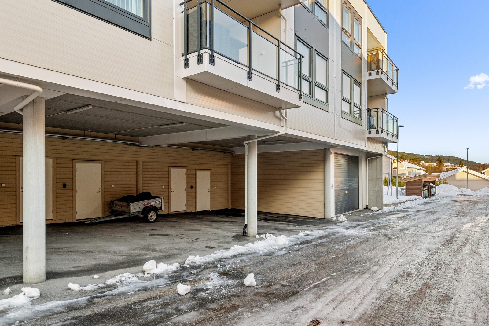 Boligen disponerer en parkeringsplass i carport i fellesanlegg. Galleribilde