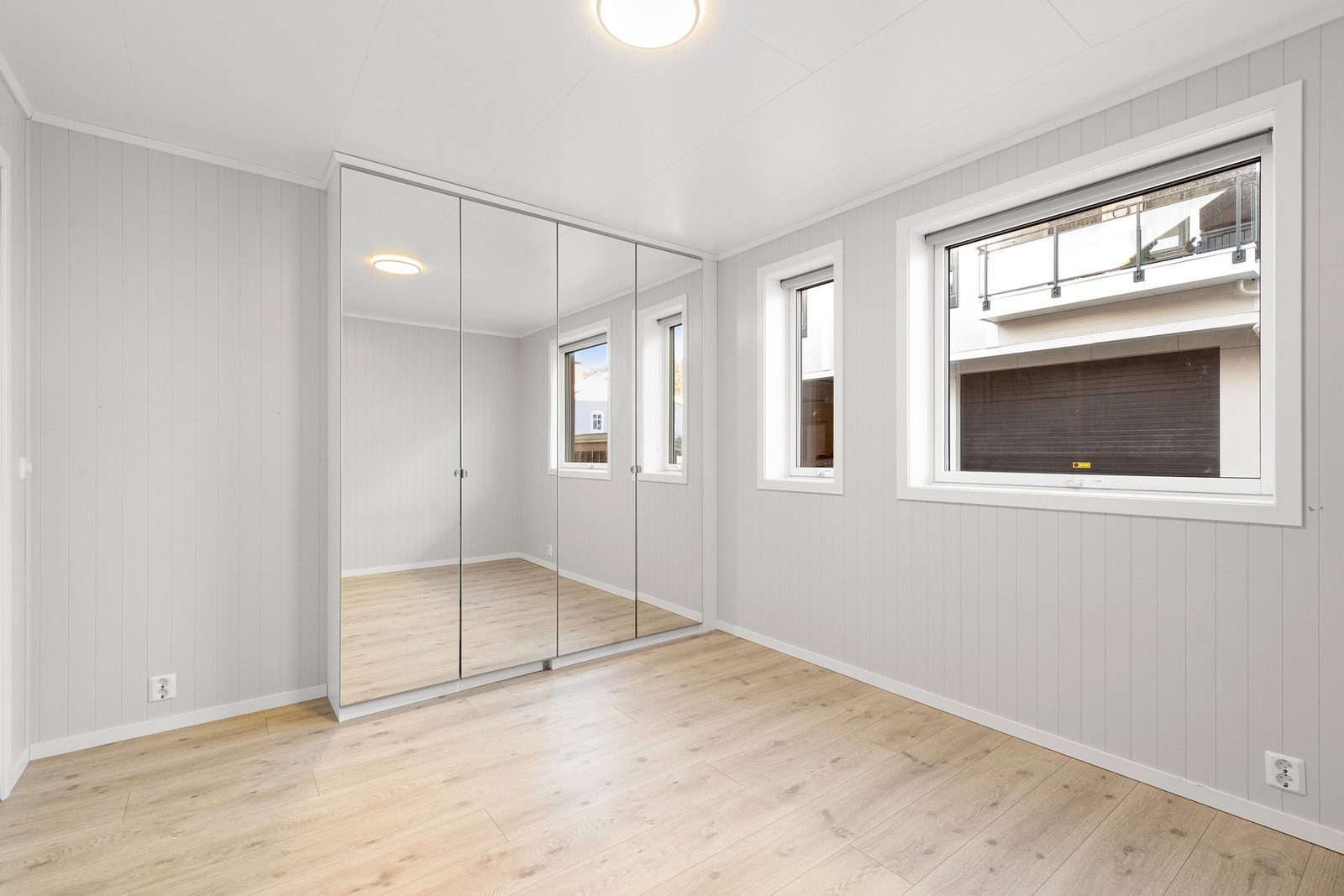 Boligen har to romslige soverom. Her er hovedsoverommet Galleribilde