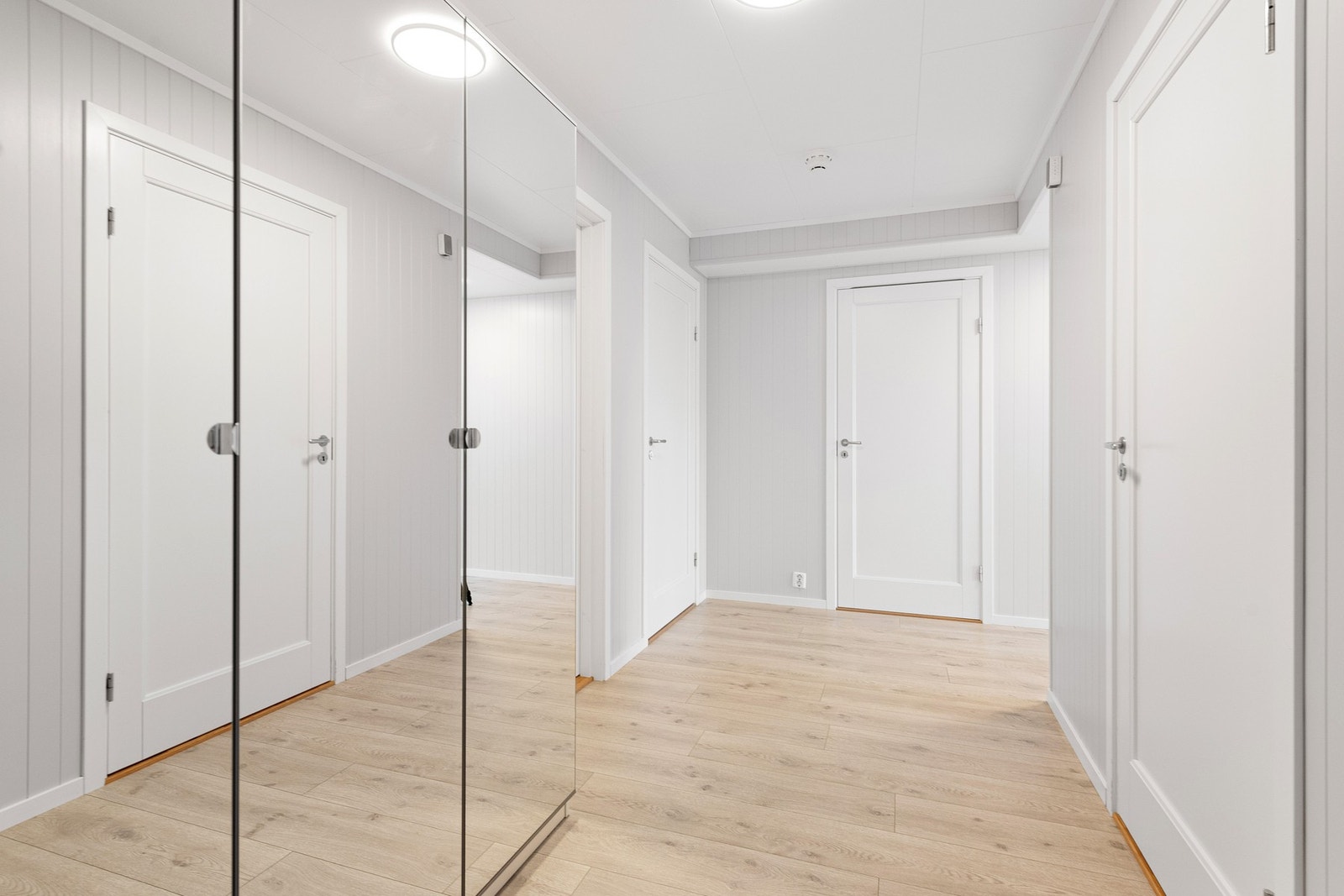 Her er det god plass til å henge fra seg yttertøy og diverse Galleribilde