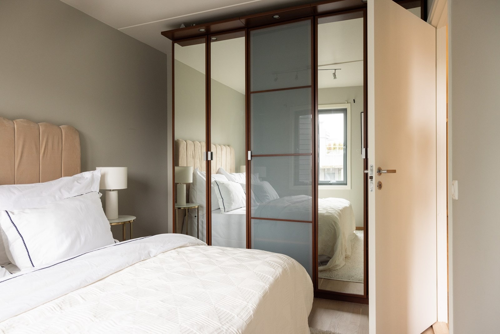 - Rikelig med oppbevaringsplass i garderobeløsning - Galleribilde