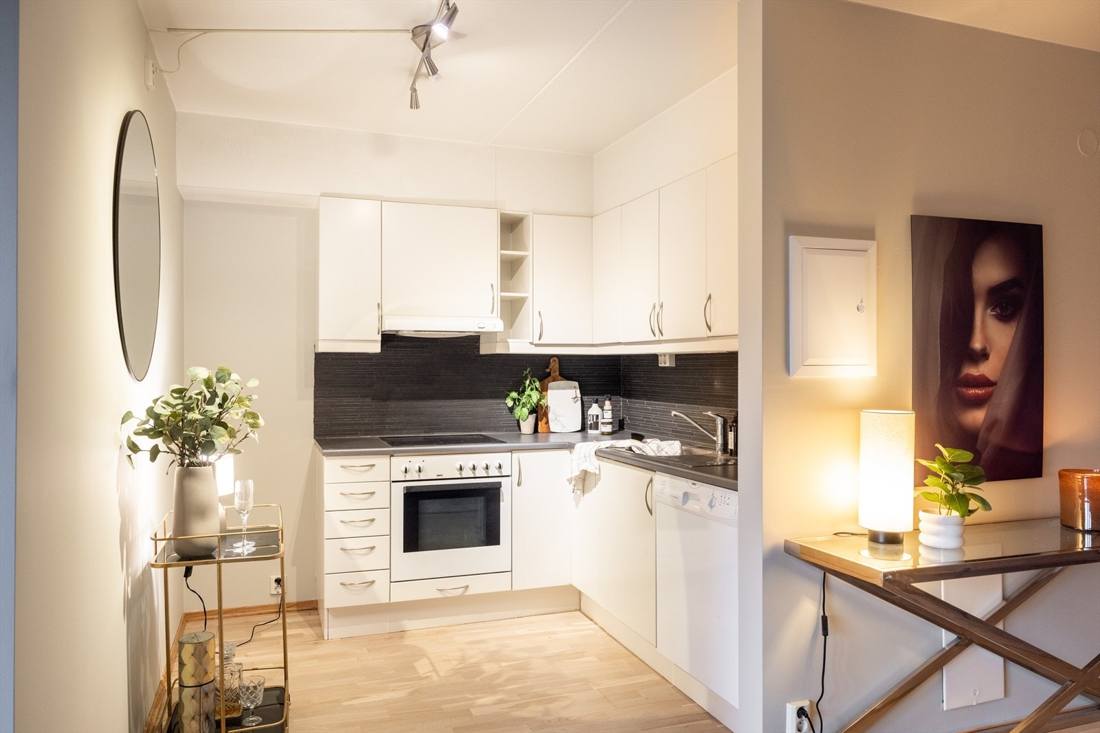 - Kjøkken fra byggeår med åpen løsning mot stuen - Galleribilde