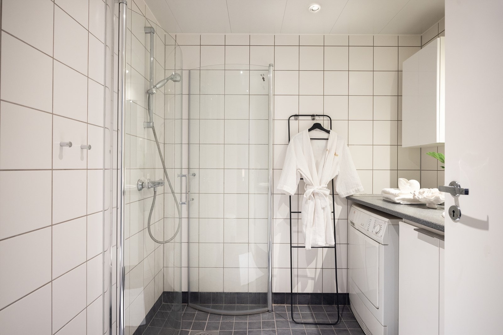 - Flislagt baderom fra byggeår med varme i gulvet og downlights i himling - Galleribilde