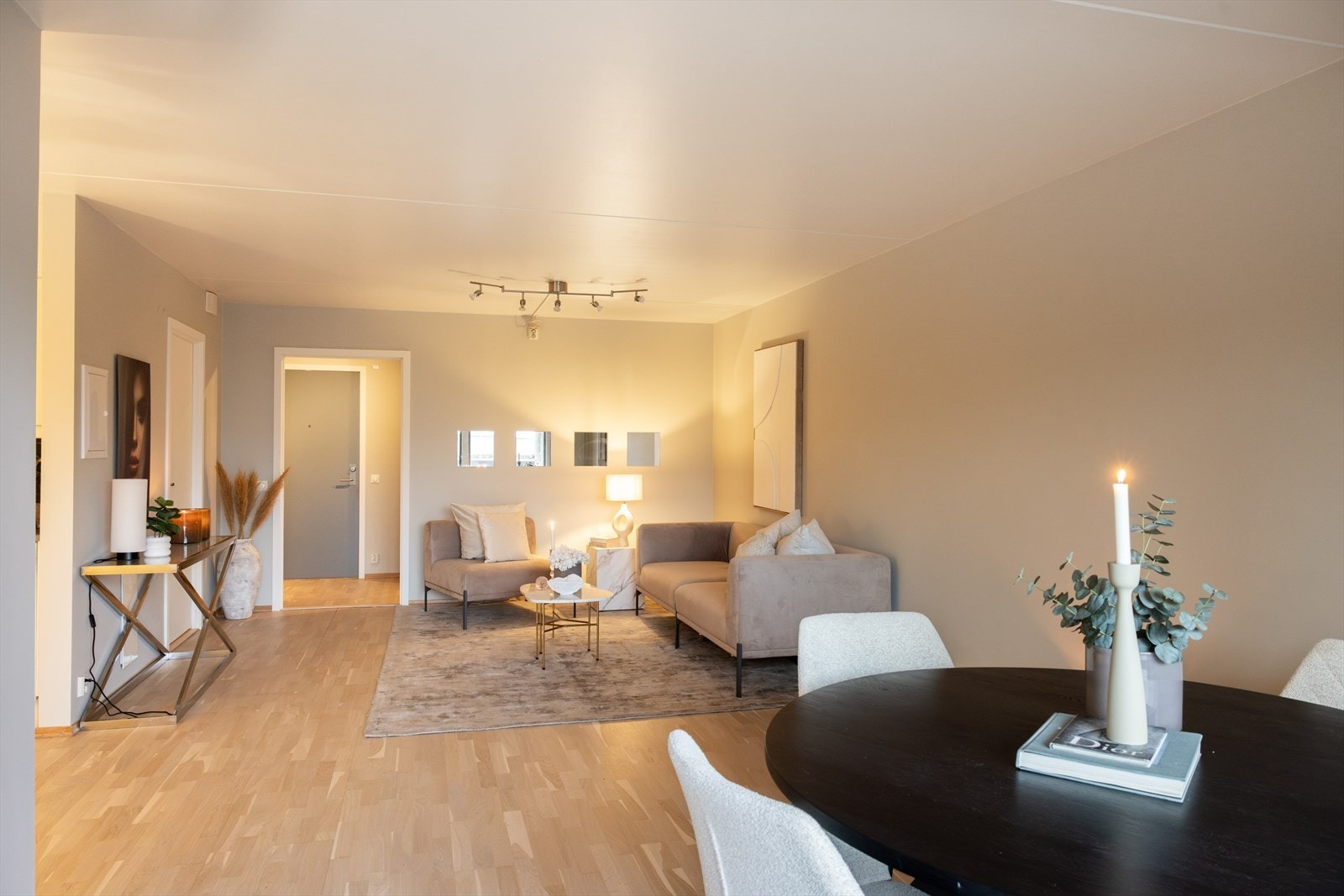 - Stuen er svært lys og romslig - Galleribilde