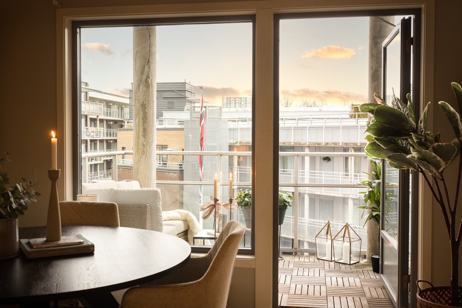 - Store vindusflater som gir rikelig med luft og lys, samt utgang til balkong - Galleribilde