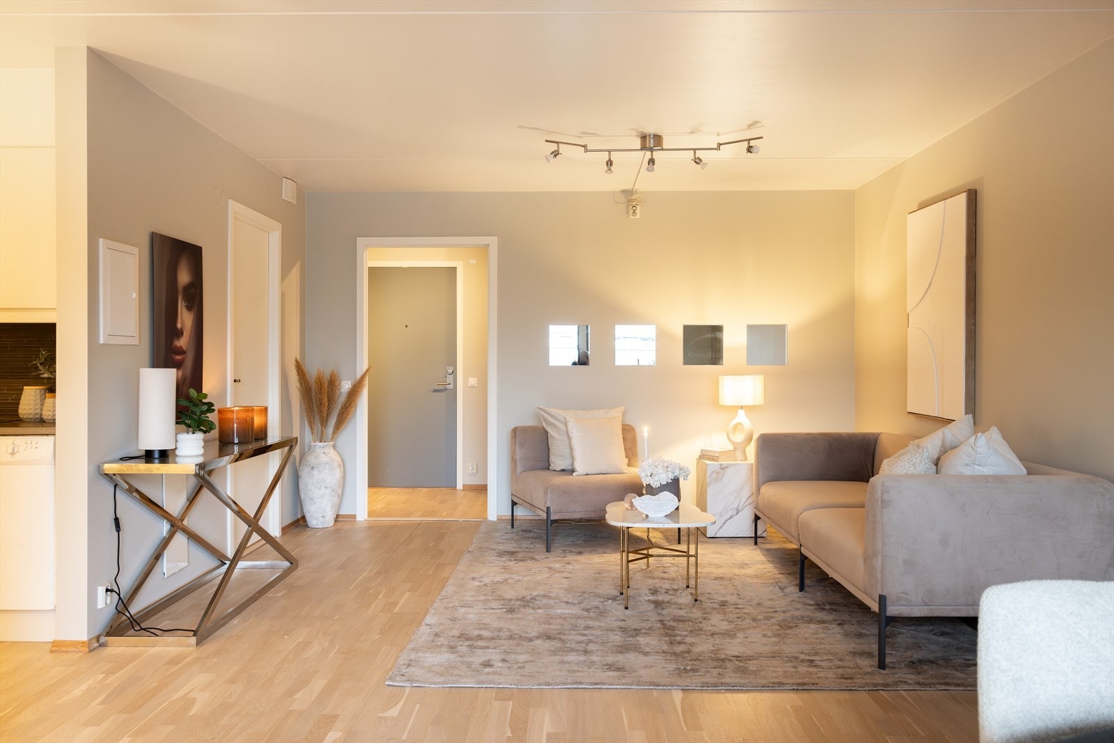 - God plass til sofaseksjon med tilhørende møblement, TV-benk og spisebord - Galleribilde