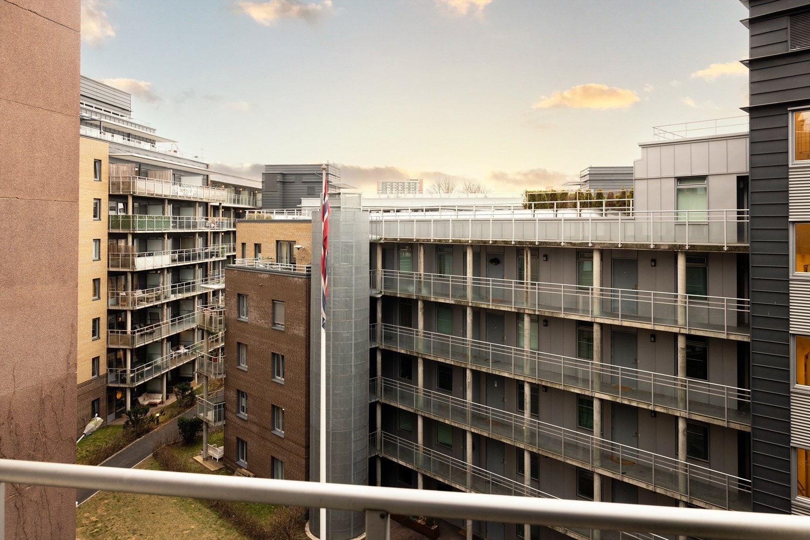 - Balkongen vender mot rolig bakgård - Galleribilde