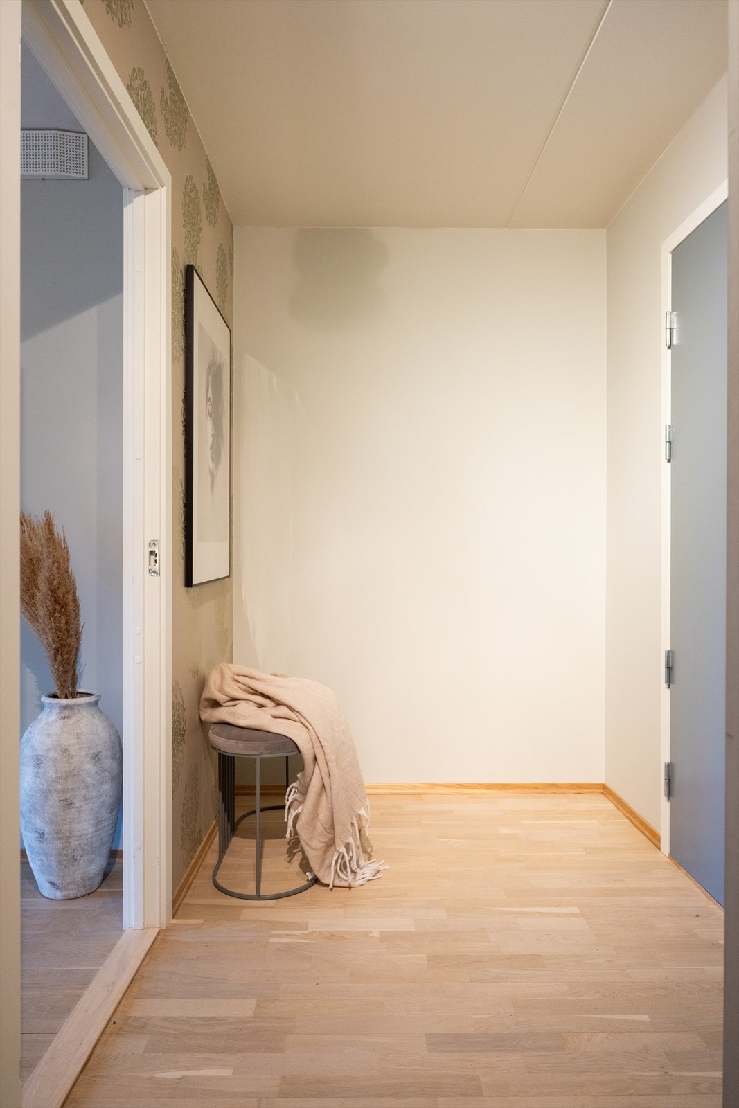 - Velkommen inn! Lys og innbydende entré som gir et godt førsteinntrykk av leiligheten - Galleribilde