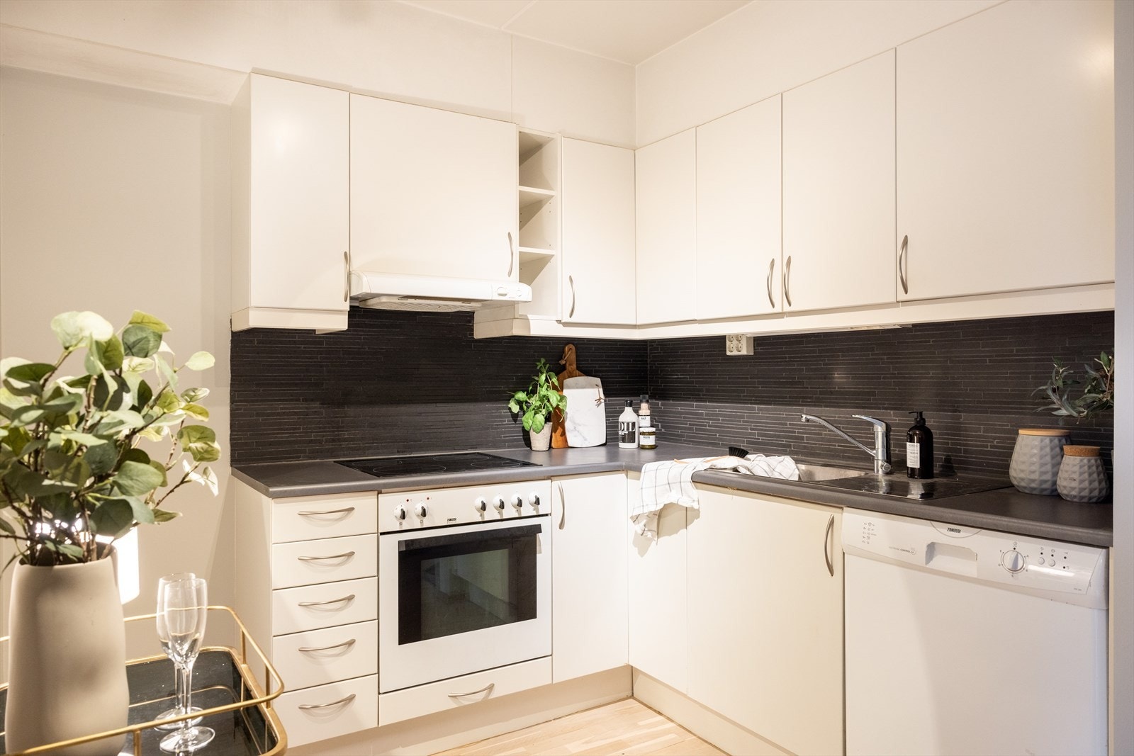 - Godt med benk- og skapplass - Galleribilde