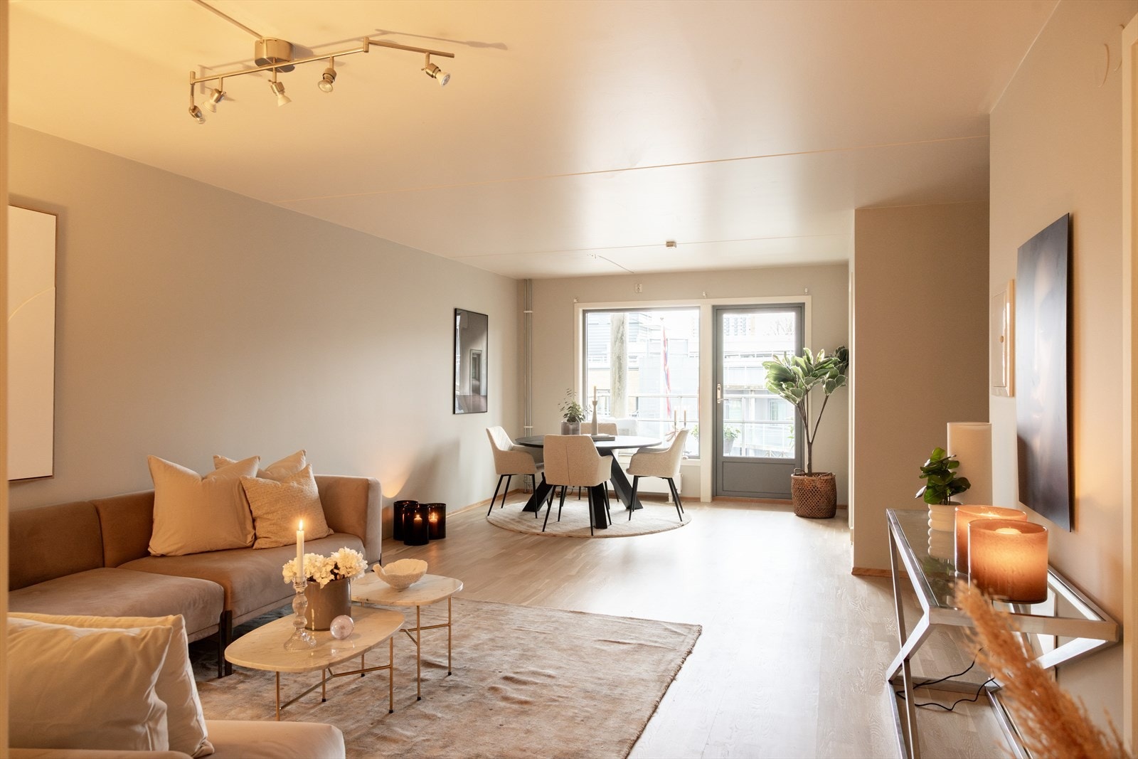 - Hele leiligheten er malt i 2024 i delikate og tidsriktige farger - Galleribilde