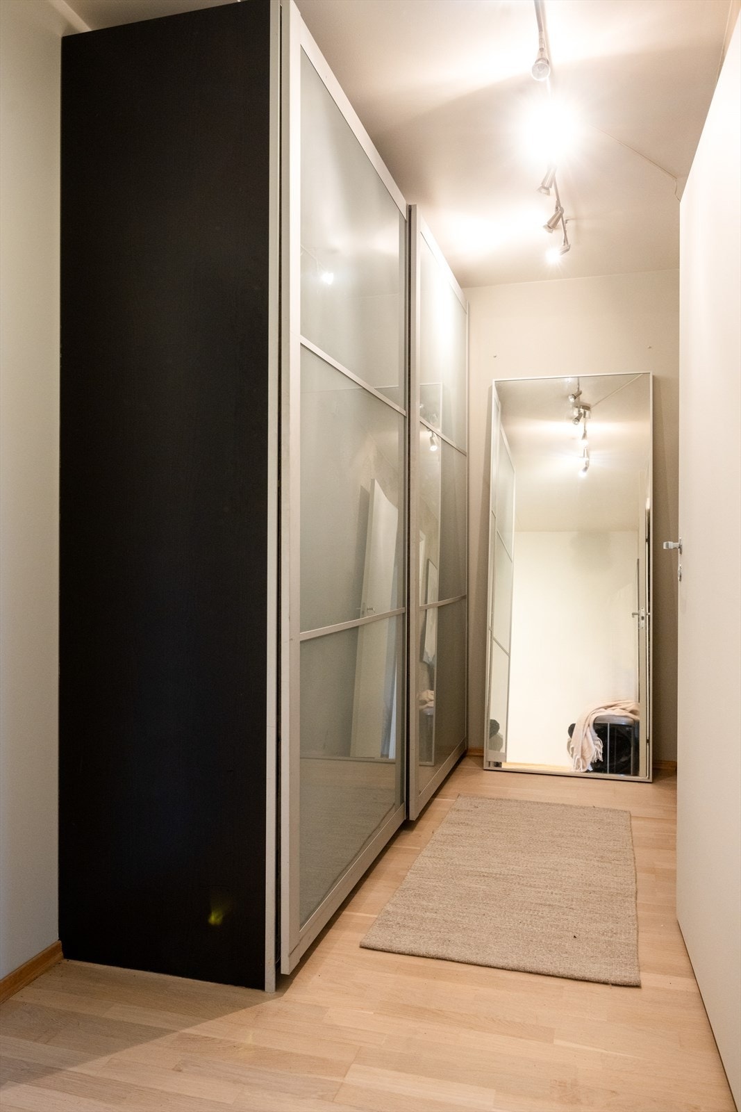 - God plass til sko og yttertøy i skyvedørsgarderobe - Galleribilde