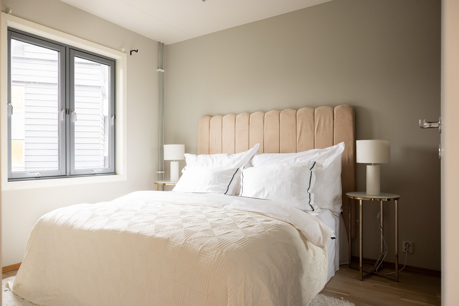 - Romslig soverom med god plass til dobbeltseng med tilhørende nattbord - Galleribilde