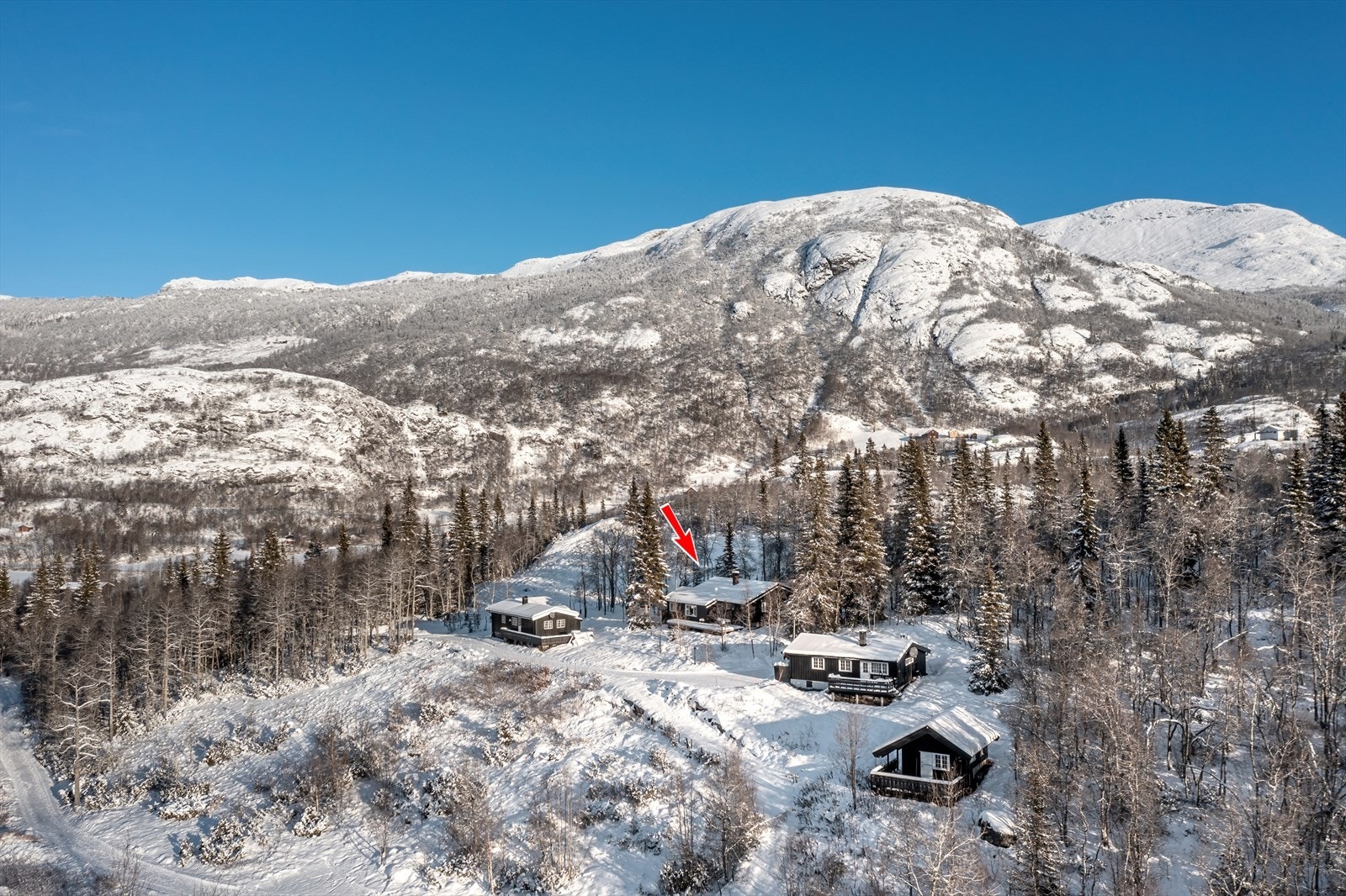 Hytta ligger i fint turterreng hvor du kan starte toppturen til bl.a. Leinenøse og Kyrkjebønøse fra hytteveggen. Galleribilde