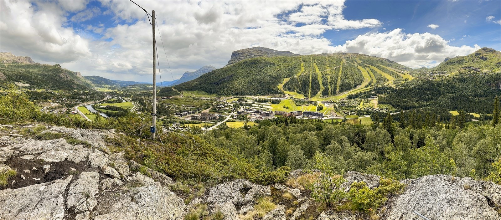 Området er perfekt for deg som elsker turer i fjellet hele året. Her fra nærliggende Høllekølten med utsikt mot Hemsedal Skisenter. Galleribilde