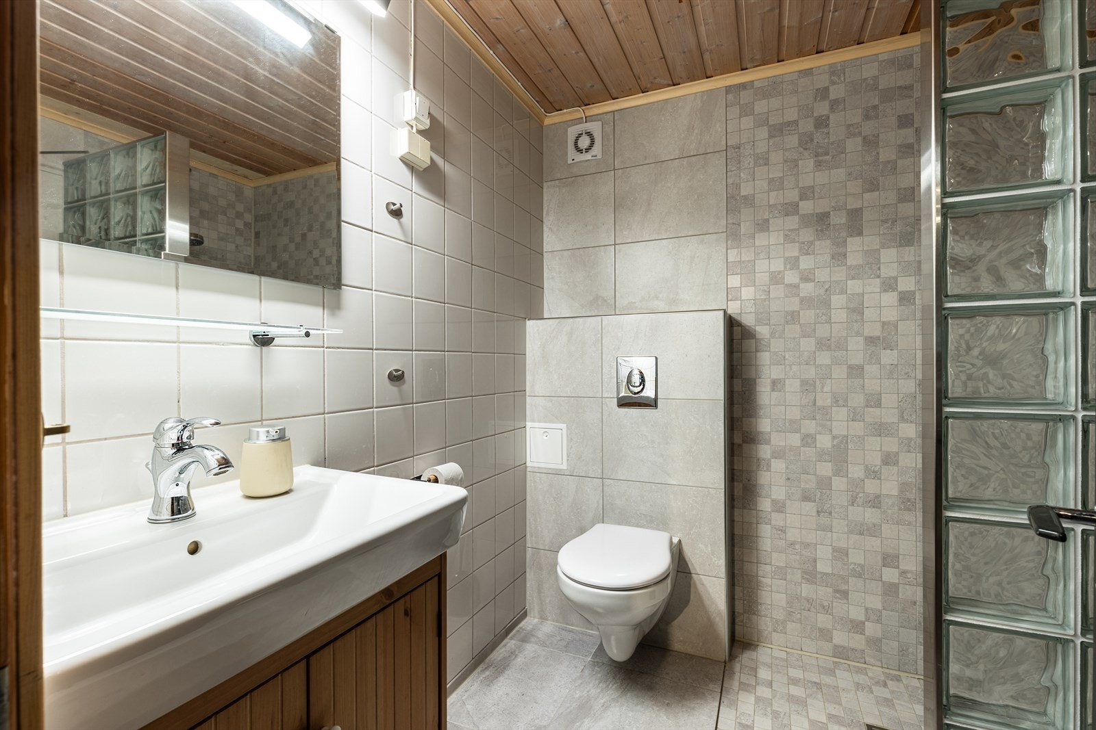 Baderom med opplegg for vaskemaskin (pusset opp i 2021). Galleribilde
