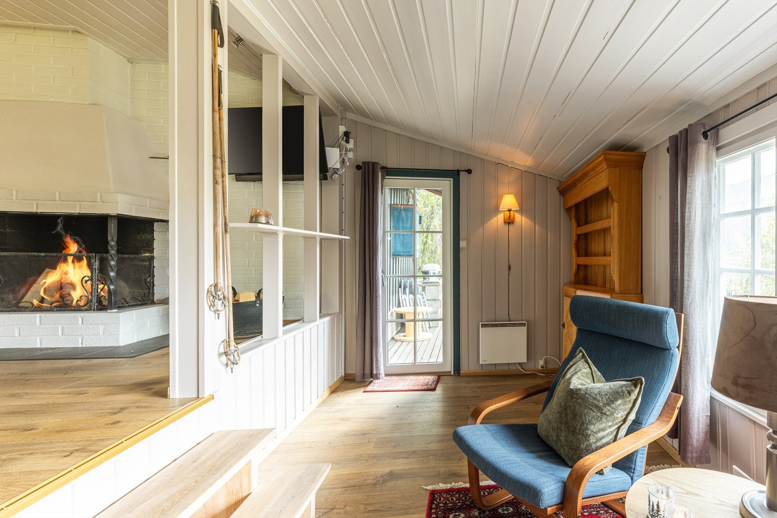 Fra oppholdsrommet har du utgang til stor solrik terrasse. Galleribilde