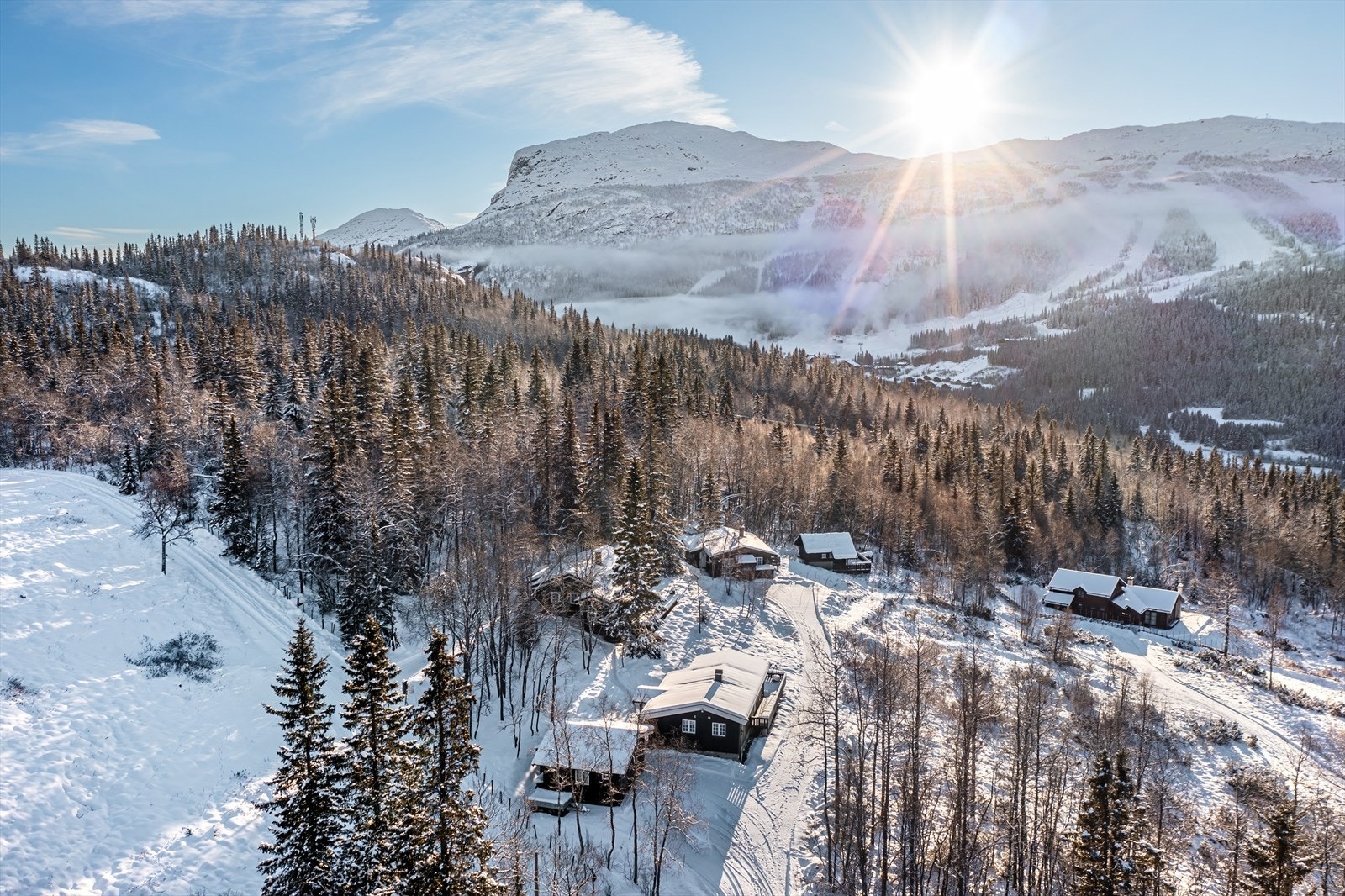 Hytta ligger i sør-hellinga rett nord for Hemsedal Skisenter. Galleribilde