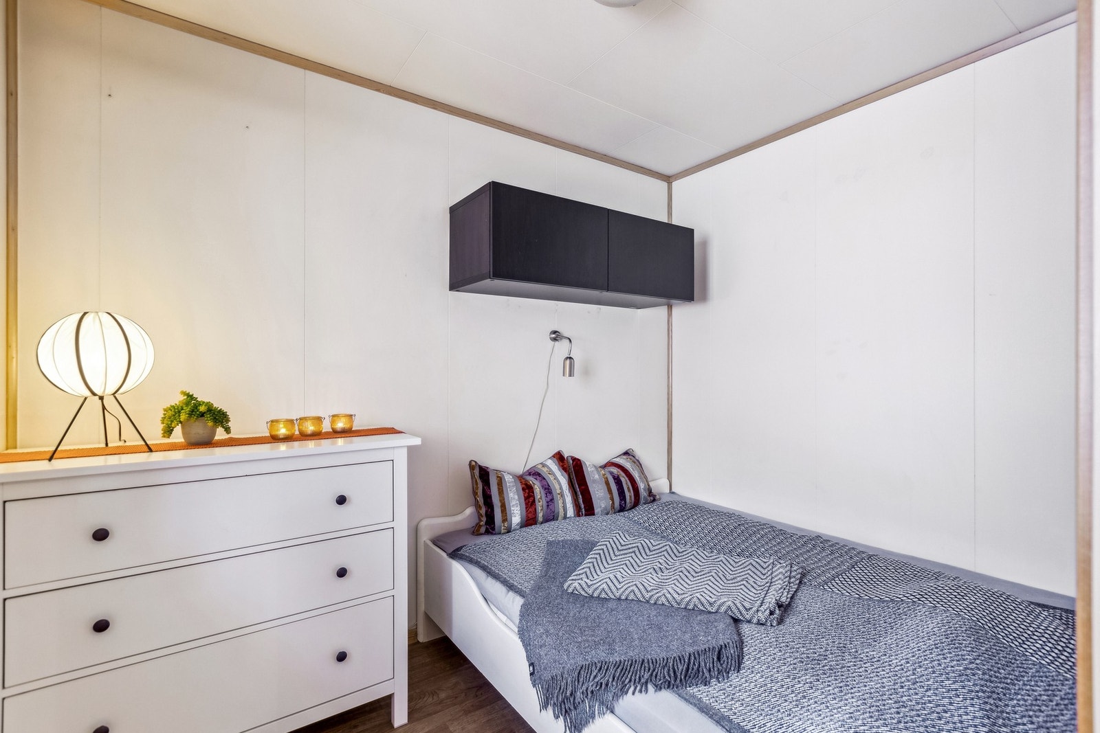 Soverom på 6m² med plass til garderobeskap/kommode, samt lagring i skap over seng. Galleribilde