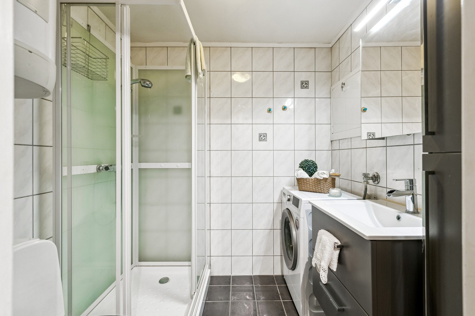 Baderom med opplegg for vaskemaskin. Varmtvannstanken på badet ble byttet i 2024. Galleribilde