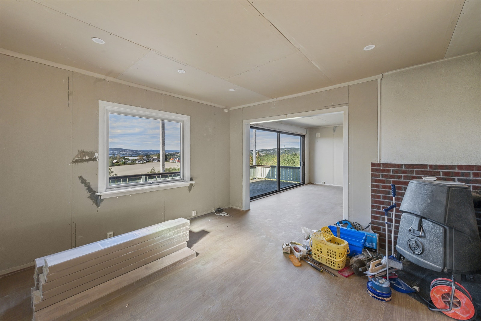 Stuen har påbegynt oppussing av gulv, tak og vegger Galleribilde