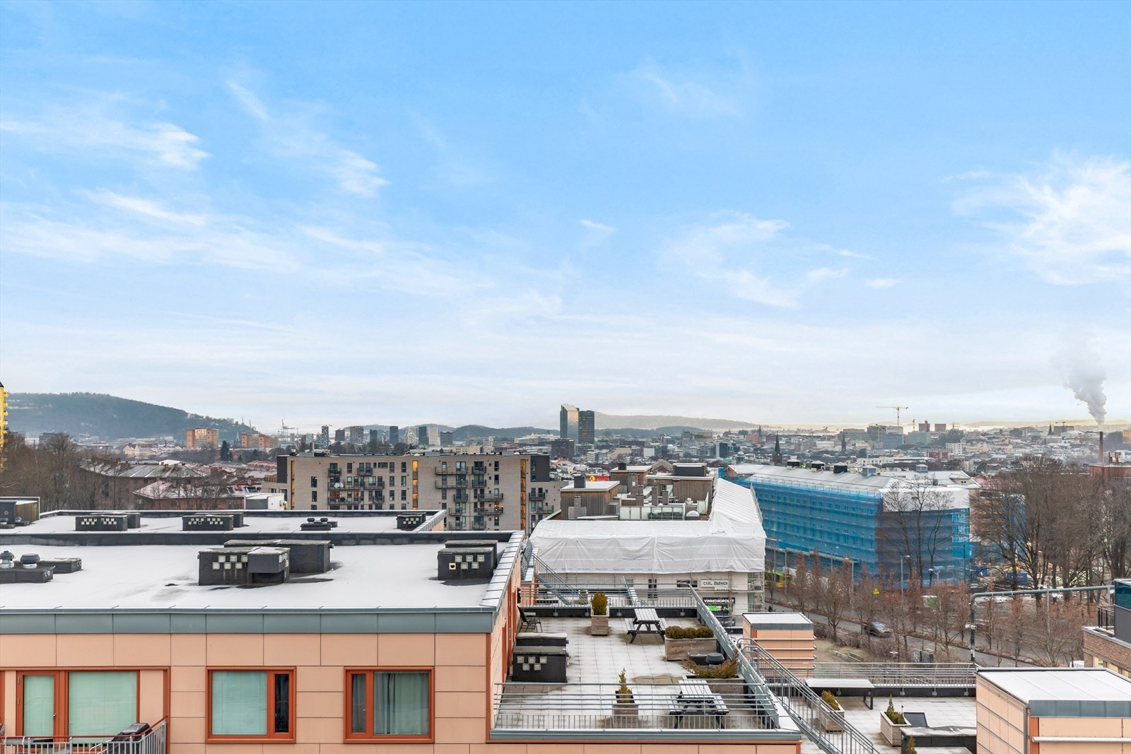 Med god plass, solrik beliggenhet og herlig utsikt er takterrassen den perfekte utendørs oase. Her kan lange dager nytes! Galleribilde