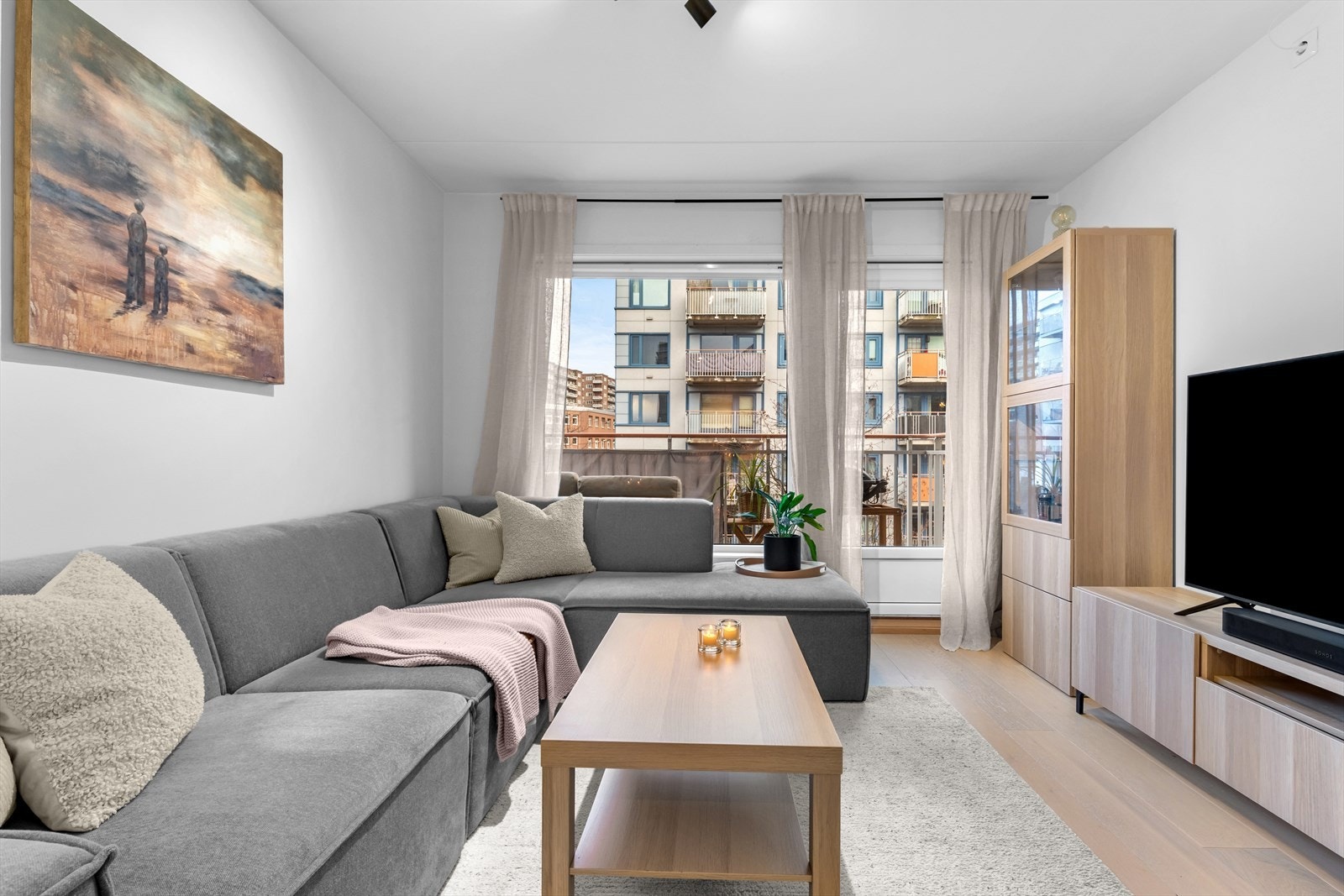 Store vindusflater og utgang til balkong sørger for gode innvendige lysforhold og en luftig romfølelse. Galleribilde