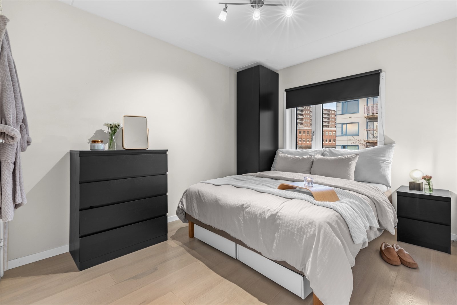 Stort og deilig soverom med god plass til dobbeltseng, nattbord og øvrig møblement. Galleribilde