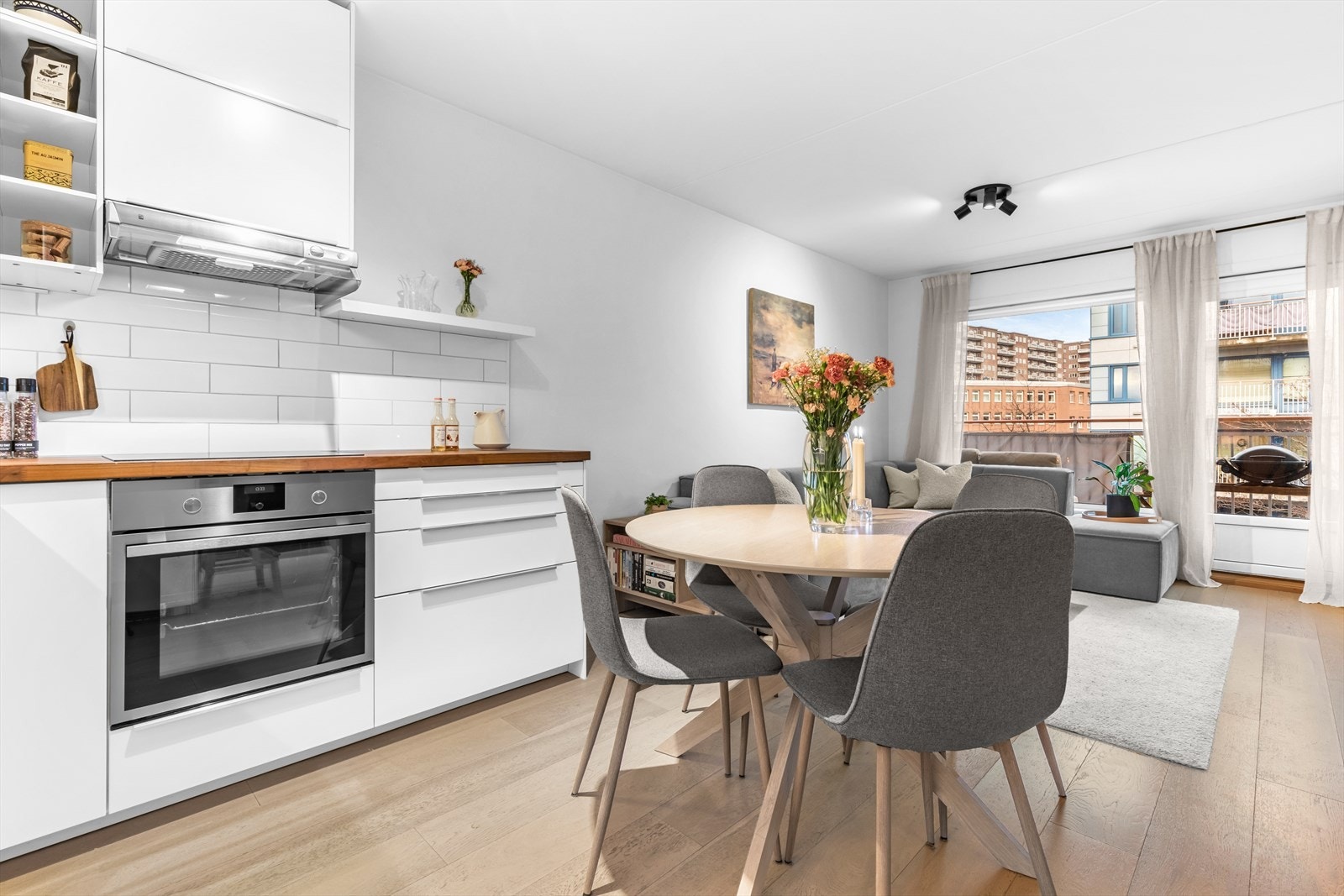 Leiligheten har en godt utnyttet og funksjonell planløsning, med flere gode soner for innredning og møblering. Galleribilde