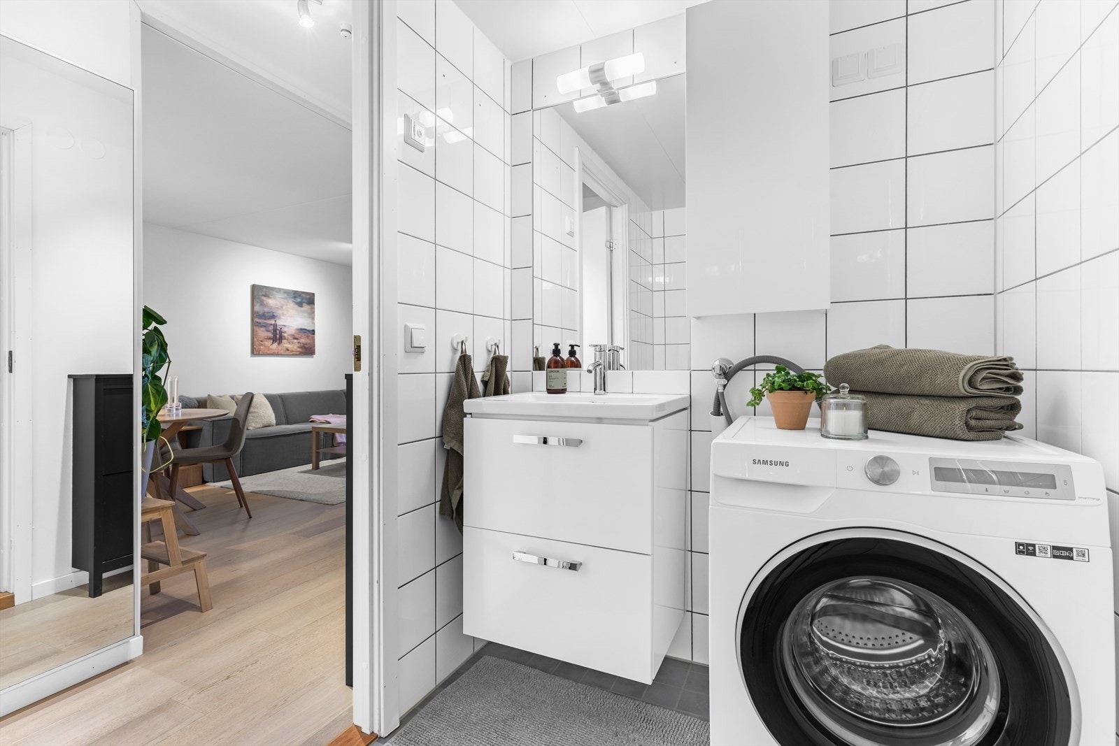 For ventilasjon er det installert mekanisk avtrekk samt spalte under dørbladet for tilluft. Galleribilde