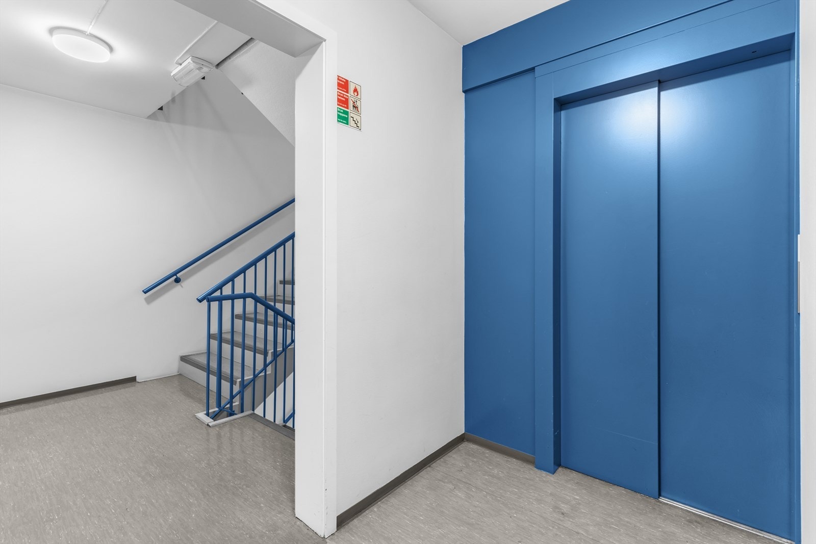 Boligblokken holder en moderne standard fra 2005 og innehar fasiliterer som garasjekjeller, felles takterrasse samt heis til alle plan. Galleribilde