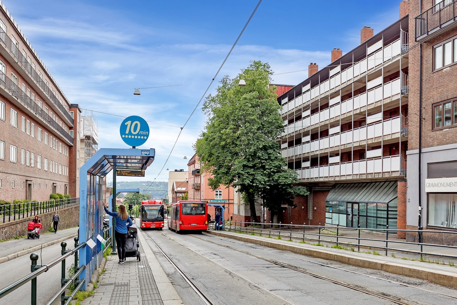 Området byr ellers på et rikt utvalg av kollektivtransport, med både buss, trikk og T-bane. Her behøves ingen planlegging. Galleribilde