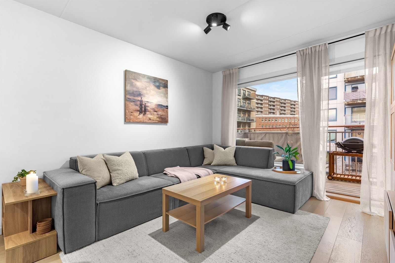 Stuen inviterer til avslapning og komfort, med god plass til både sofagruppe, salongbord og andre dekorative elementer. Galleribilde