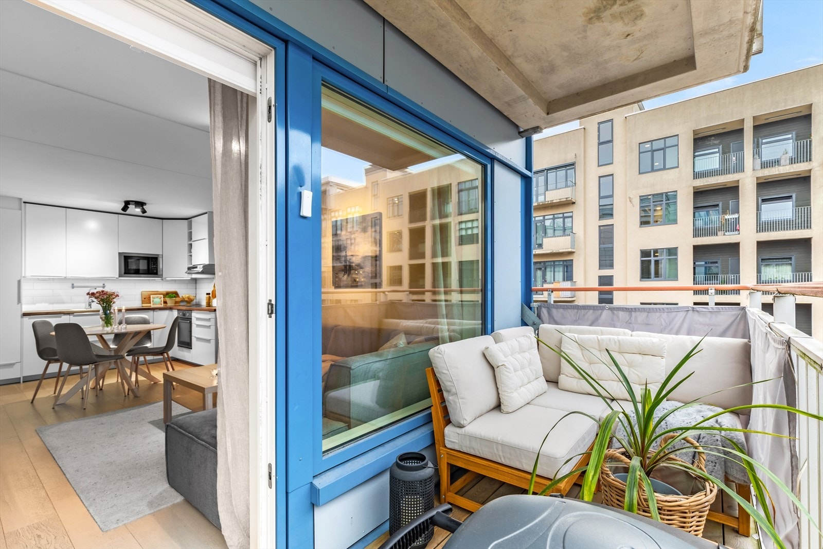 I sommermånedene åpner du balkongdøren, som danner et naturlig skille mellom innendørs og utendørs områder. Galleribilde