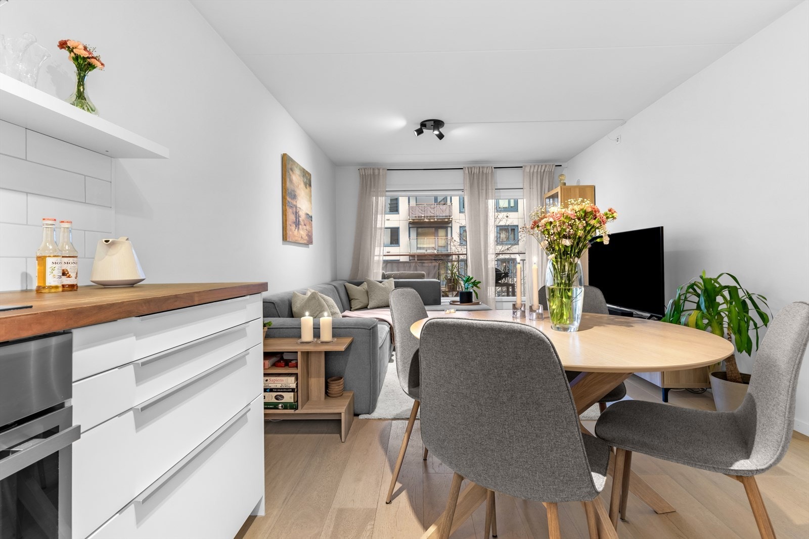 Overflatene er nøye utført med lysmalte vegg- og himlingsflater som harmonerer med lekker parkett på gulv. Galleribilde