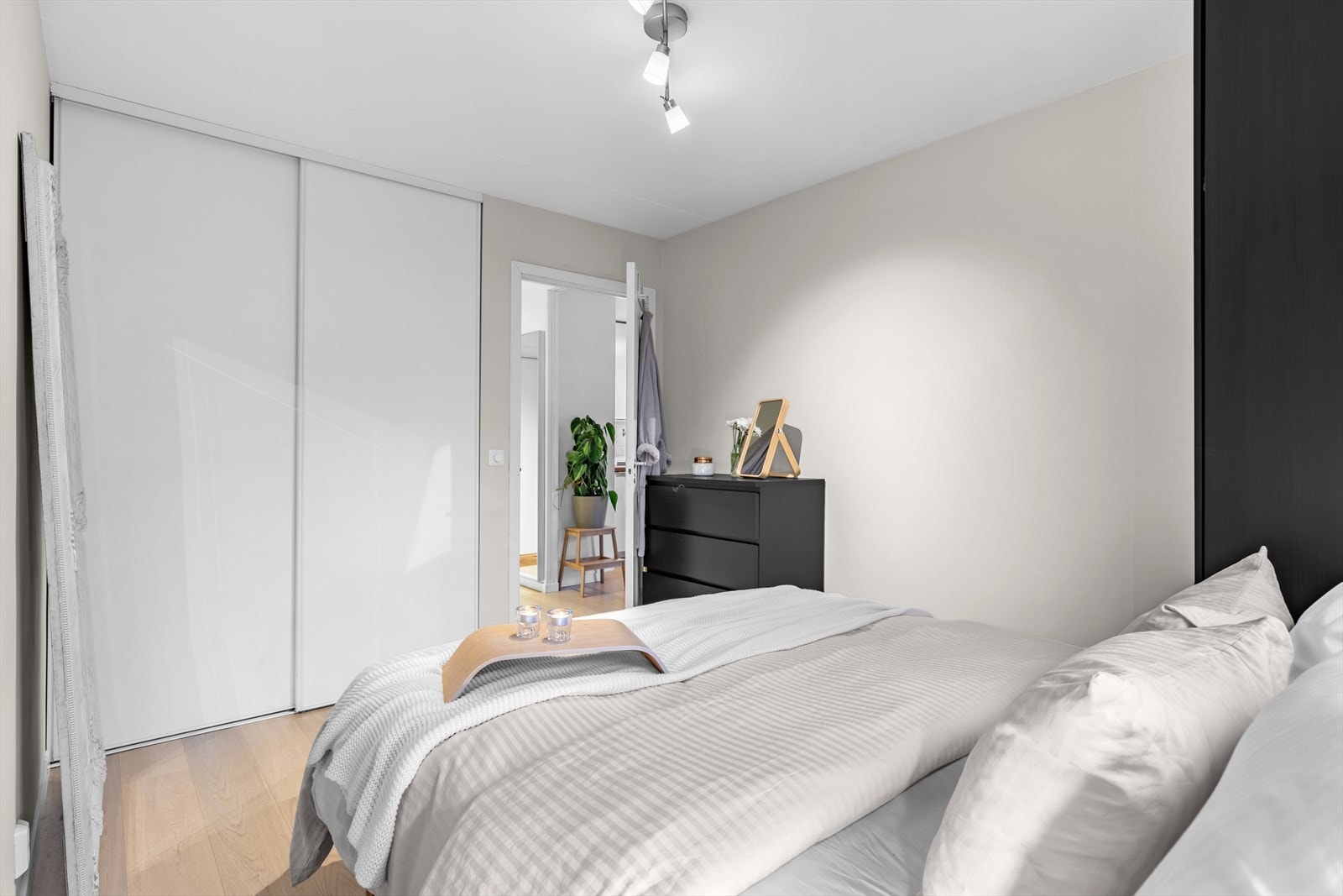 Praktisk skyvedørsgarderobe gir rom for både klær, sko og øvrig tilbehør. Galleribilde