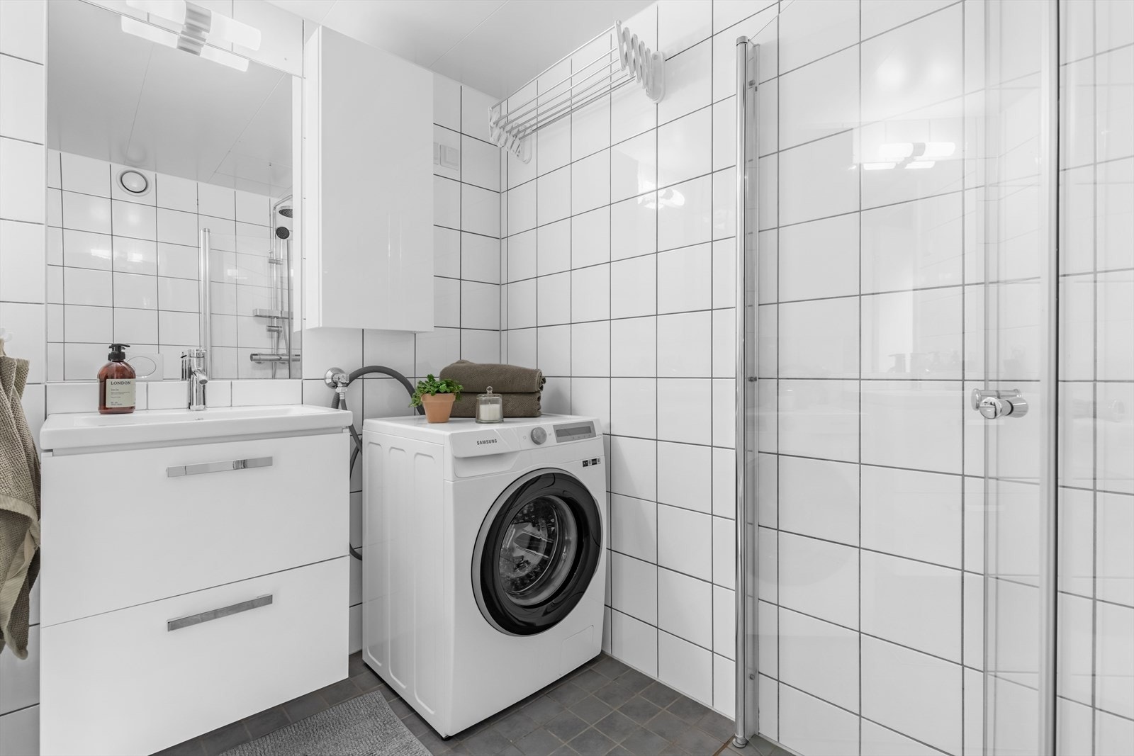 Med et cleant utseende er det enkelt å gi badet ditt et elegant løft med tideløse detaljer og dekoraktive tilbehør! Galleribilde