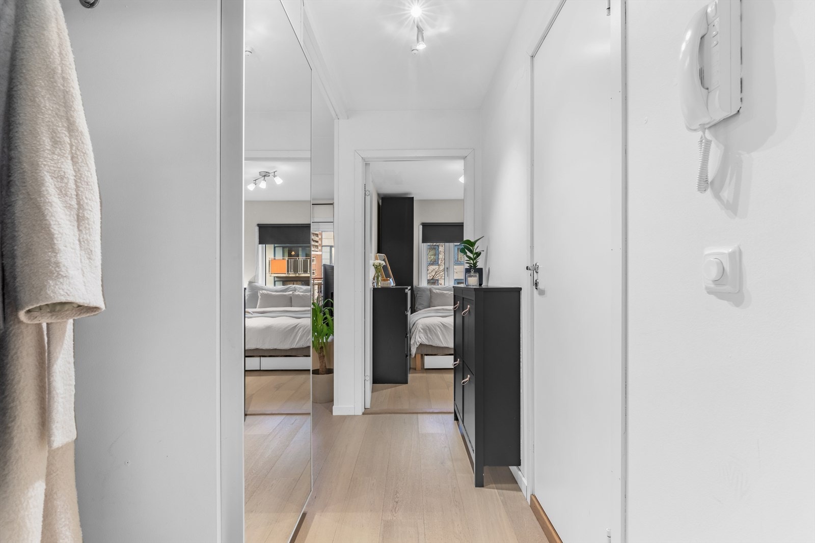 En kjellerbod på ca. 5 kvm står til disposisjon og gir rom for ytterligere oppbevaring. Galleribilde